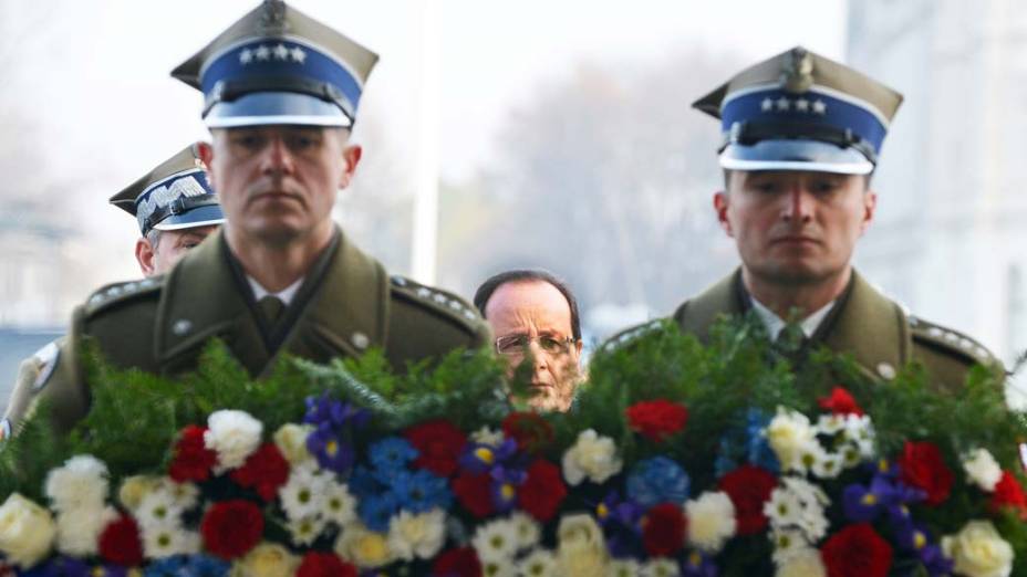 O presidente francês, François Hollande no túmulo do soldado desconhecido, em Varsóvia