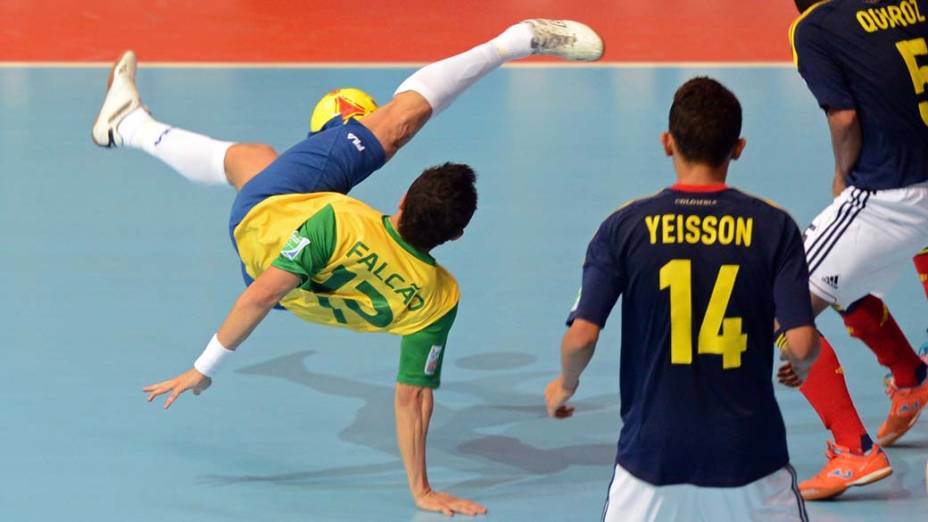 O brasileiro Falcão dá uma bicicleta na semifinal do Mundial de Futsal, contra a Colômbia, em Bangcoc