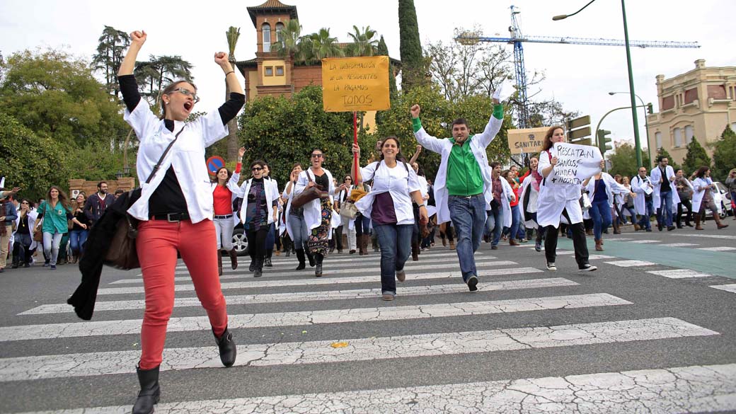 Em Sevilha, na Espanha, manifestação de trabalhadores da saúde pública contra cortes, do governo regional, de gastos, empregos e privatização do setor
