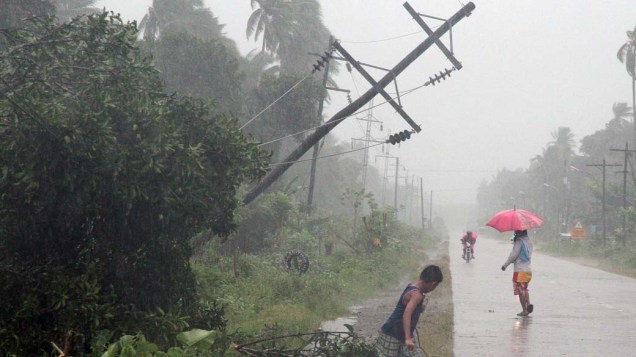 Filipinos andam na rua após passagem do tufão Bophal, no sul da ilha de Mindanao
