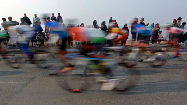 Público assiste prova de ciclismo Índia Tour, em Srinagar