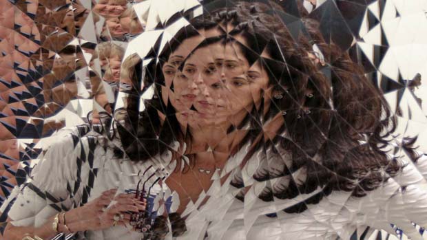 Mulher refletida na obra de Anish Kapoor na feira Art Basel, em Miami