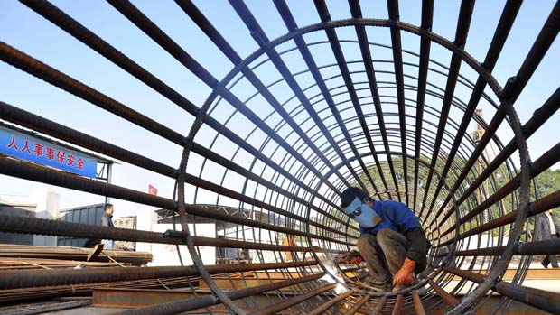 Funcionário trabalha na construção de estação de trem em Ningbo, China