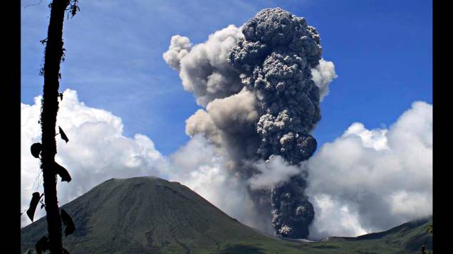 Vulcão Lokon em erupção na ilha de Sulawesi, na Indonésia