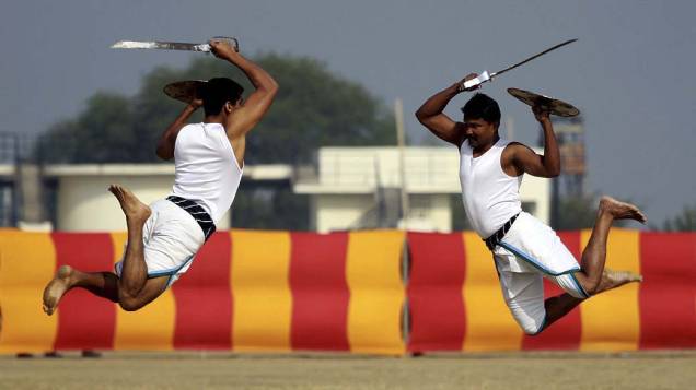Indianos durante demonstração de arte marcial, em Punjab