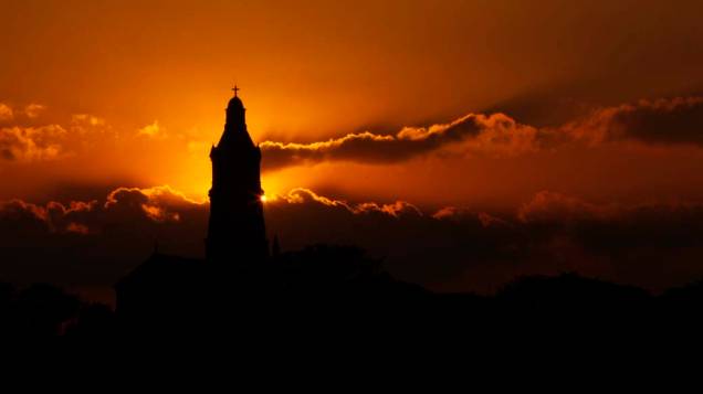 Silhueta de catedral durante pôr-do-sol na vila de Quang Lan, no Vietnã