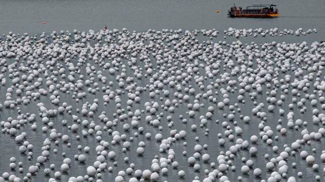 Em Cingapura, pessoas escrevem pedidos em bolas e lançam em rio nas comemorações do Ano Novo