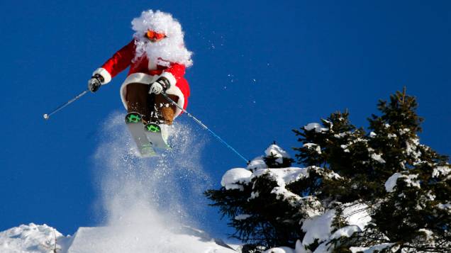 Esquiador salta vestido de Papai Noei, na Itália