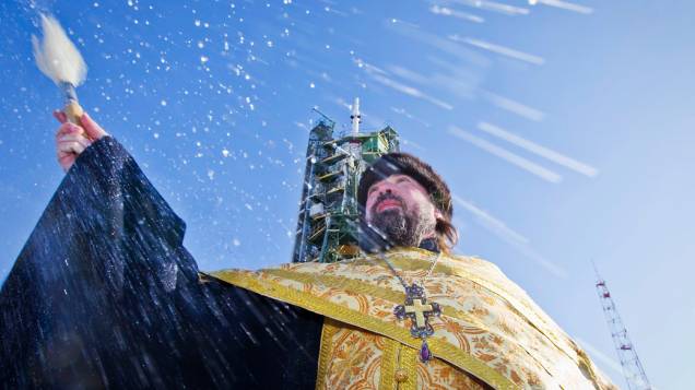 No cosmódromo de Baikonur, Cazaquistão, sacerdote ortodoxo abençoa a nave Soyuz TMA-07M  que transportará o astronauta canadense Chris Hadfield e o cosmonauta russo Roman Romanenko para Estação Espacial Internacional