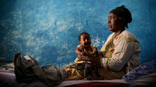 Imagem divulgada pela ONU mostra mulher segurando uma criança no hospital principal Marka, Somália. A OMS e a UNICEF enviou equipes médicas para Marka para avaliar as instalações do principal hospital e as necessidades gerais de saúde do local