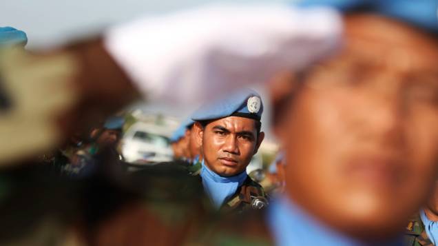 Soldados cambojanos em serviço pela Força Provisória das Nações Unidas no Líbano fazem saudação durante uma cerimônia de despedida, em Phnom Penh