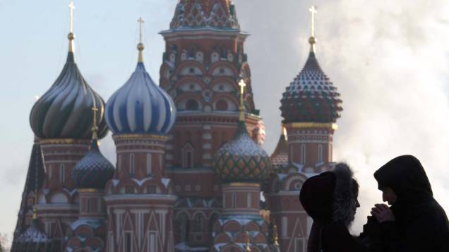 Casal enfrenta frio na Praça Vermelha em moscou, na Rússia