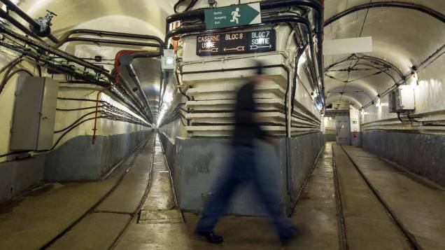 Na França, funcionário anda nos túneis do forte de Schoenenbourg que permanecerá aberto excepcionalmente para o "fim do mundo", segundo o calendário Maia
