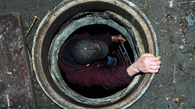 Morador de rua em uma tubulação de calefação subterrânea em Szczecin, Polônia