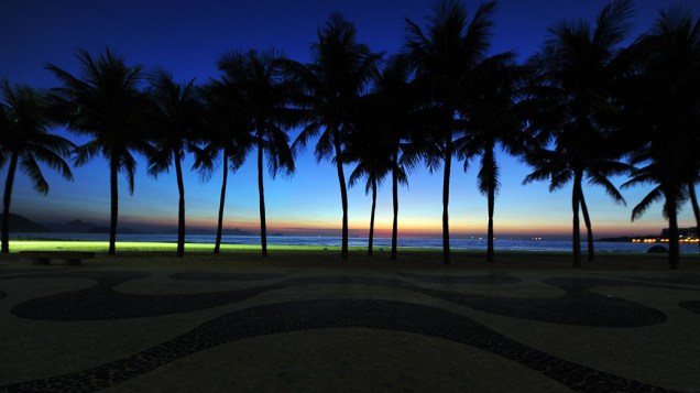 O sol nasce no primeiro dia de verão na praia de Copacabana, Rio de Janeiro