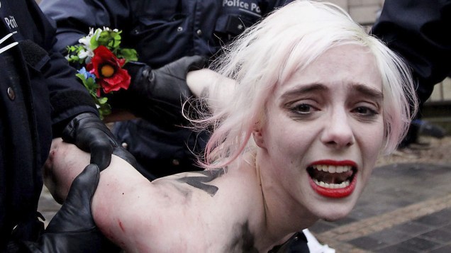 Ativista do grupo feminista Femen é presa pela polícia belga quando se preparava para um protesto em frente à sede do Conselho Europeu, em Bruxelas , Bélgica 