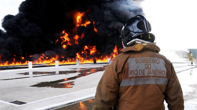 Incêndio atinge depósito de óleo na Zona Oeste do Rio de Janeiro, na manhã desta quarta-feira (02)