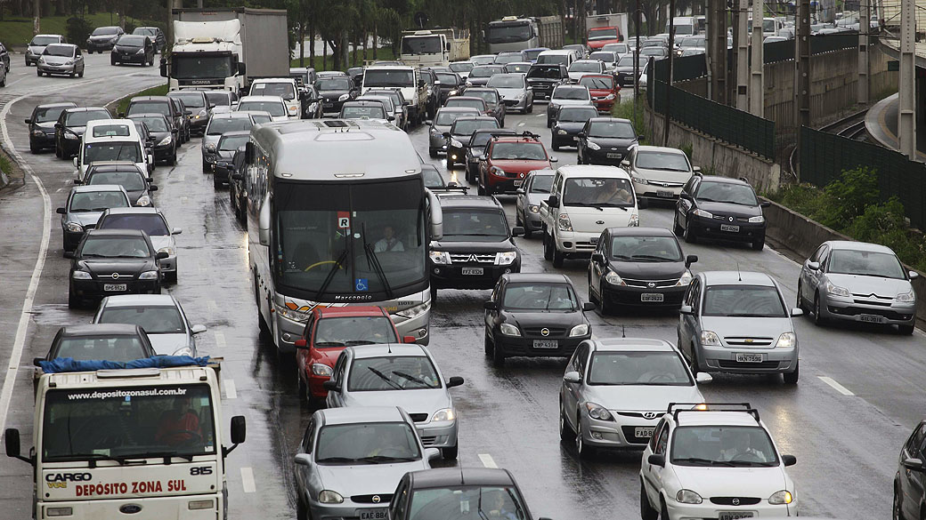 Frota de SP cresceu 36% entre 2006 e 2012. Já a emissão de multas aumentou 149%