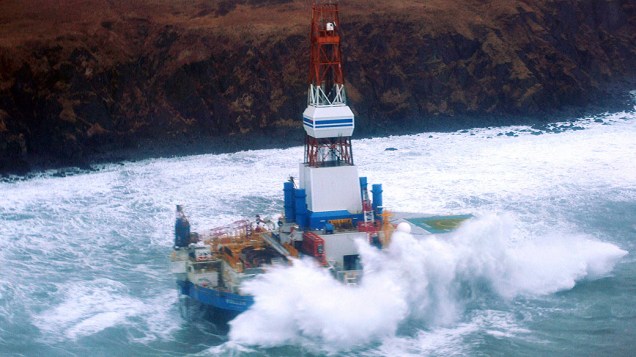 A plataforma de petróleo Kulluk, da Shell, é vista encalhada na costa da ilha Sitkalidak, no Alasca