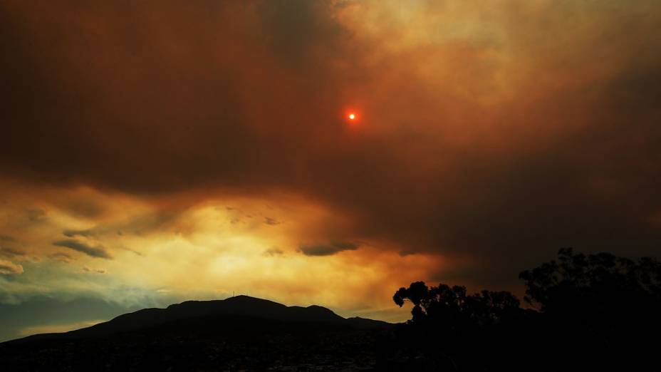 Nuvens de um incêndio florestal sobre o Monte Wellington, em Hobart, Austrália