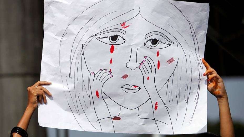Estudante indiana segura cartaz durante novo protesto contra estupro coletivo em ônibus que resultou na morte de uma jovem de 23 anos na Índia