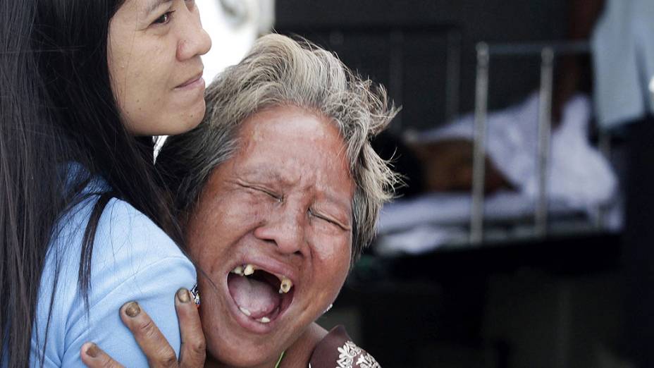 Mulher chora a morte de sua neta em tiroteio na região central das Filipinas. Homem dispara contra vizinhos e mata pelo menos nove