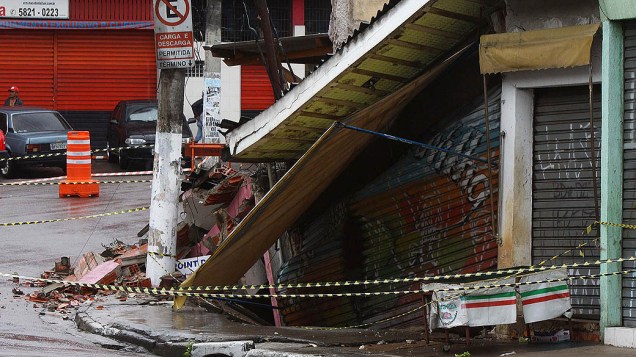 Duas lojas desabam e quatro são interditadas na zona sul de São Paulo, nesta quinta-feira (10)