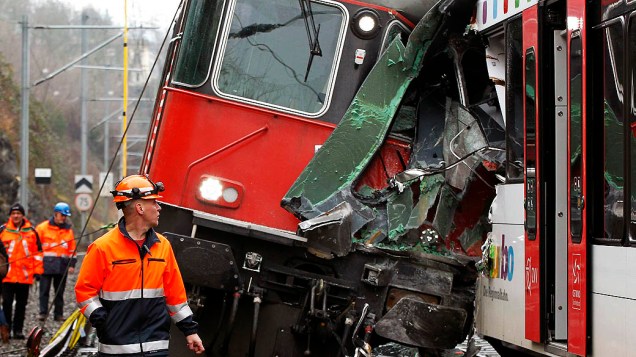 Dois trens colidiram, na cidade suíça de Neuhausen am Rheinfall, pelo menos 17 foram feridos