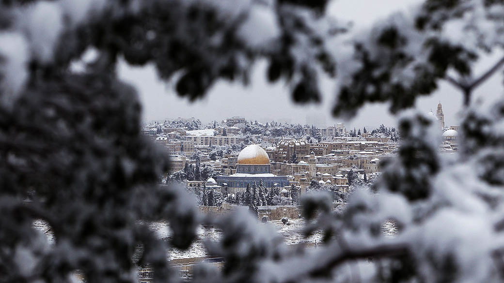 Vista da cidade de Jerusalém, na pior nevasca registrada em 20 anos na região afetou o funcionamento do transporte público, das rodovias e de escolas