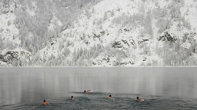 Membros de um clube de natação de inverno participam de sessão semanal de banho no Rio Yenisei, com a temperatura do ar na casa dos -17ºC, em Divnogorosk, na Sibéria (Rússia)