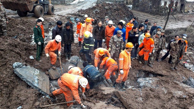 Equipes de resgate buscam por vítimas após deslizamento de terra na Província de Yunnan, na China