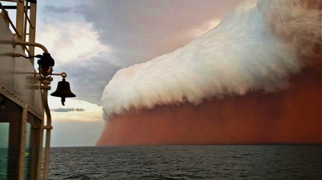 Fotos divulgadas nesta sexta-feira (11), mostram a chegada de uma enorme nuvem de poeira vermelha na costa noroeste da Austrália. As imagens foram feitas de um rebocador