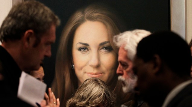 O artista Paul Emsley (à direita) fala com jornalistas na exposição do retrato de Kate Middleton na National Portrait, em Londres