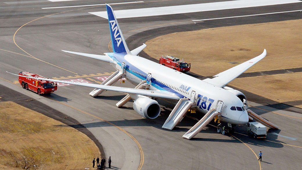 Boeing 787 Dreamliner da All Nippon Airways (ANA) é visto depois de fazer um pouso de emergência no aeroporto de Takamatsu, oeste do Japão