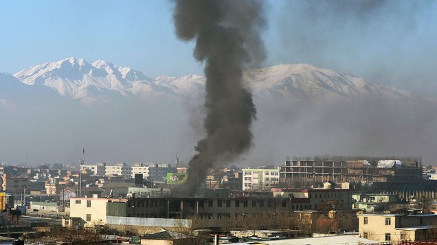 Nuvem de fumaça é vista sobre o prédio do quartel-general da polícia afegã em Cabul, onde foram registrados atentados suicidas na manhã desta segunda-feira (21)