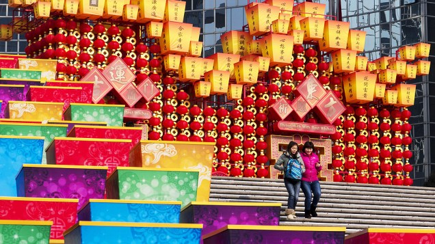 Chineses exibem caixas de presente coloridas, lanternas e recortes em forma de moedas tradicionais para marcar a aproximação do Ano Novo chinês em Pequim, China