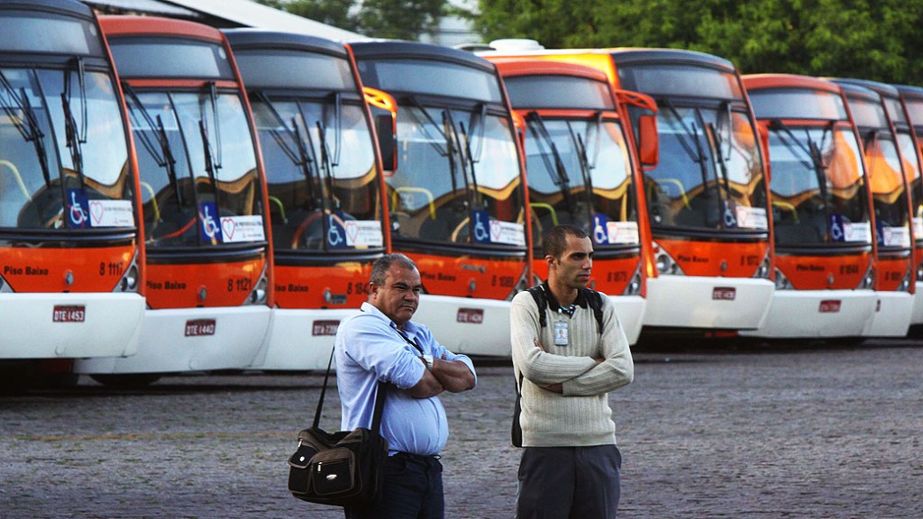 Paralisação afeta circulação de ônibus na zona oeste de São Paulo. Greve tira cerca de 360 ônibus de circulação nesta terça-feira (22)