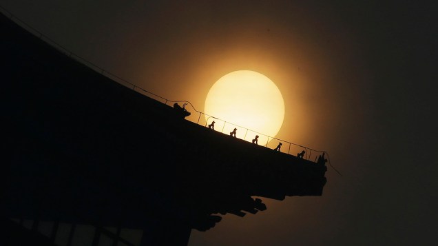 Sol visto sob uma espessa camada de poluição em Pequim, nesta terça (22)