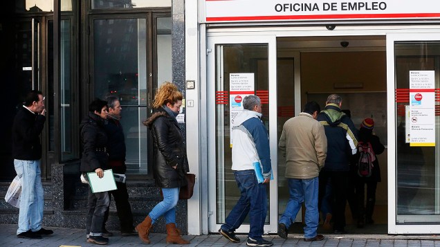 Pessoas aguardam na fila para ser atendido em uma agência de empregos, em Madri, Espanha. O desemprego na Espanha aumentou ainda mais no último trimestre de 2012