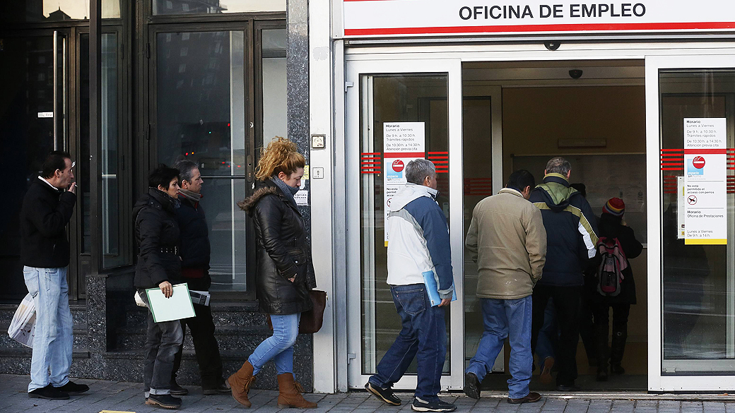 Pessoas aguardam na fila para ser atendido em uma agência de empregos, em Madri, Espanha