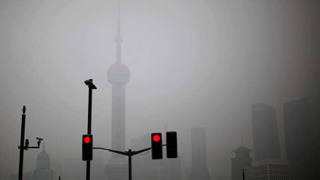 Neblina cobre a Oriental Pearl Tower no centro de Xangai, na manhã desta quinta-feira (24)