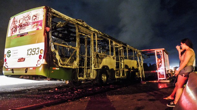 Quatro ônibus foram incendiados na rodovia SC-401, em Canasvierias, em onda de ataques em Santa Catarina no início do ano