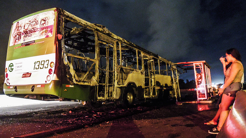 Ônibus incendiado na rodovia SC-401, em Florianópolis