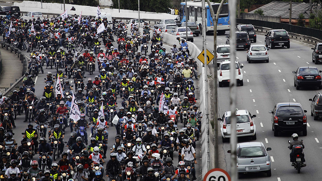 Motoboys fazem protesto em vias de SP contra novas exigências para a categoria, nesta sexta-feira (01)