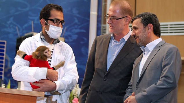 O presidente iraniano, Mahmoud Ahmadinejad, observa um macaco espacial no Dia Nacional da Tecnologia Espacial do Irã