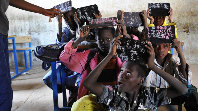 Professora confere lição dos estudantes em escola onde a maioria das mesas foram levadas por islamistas, em Gao, no Mali