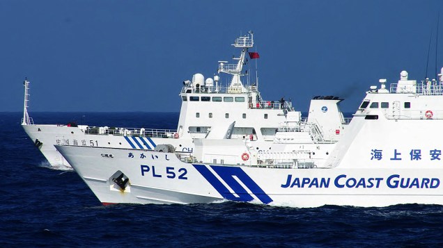 Barco de vigilância da Marinha chinesa (esq.) disputa posição com embarcação da Guarda Costeira japonesa nas proximidades das ilhas Senkaku (Diaoyu para os chineses) nesta segunda-feira (04)