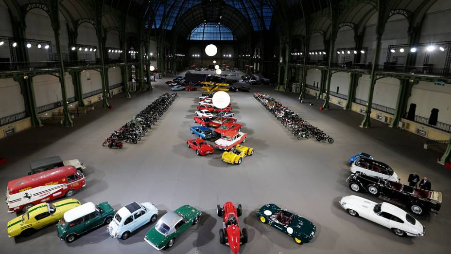 Exposição reúne carros e motos vintage no Grand Palais, em Paris