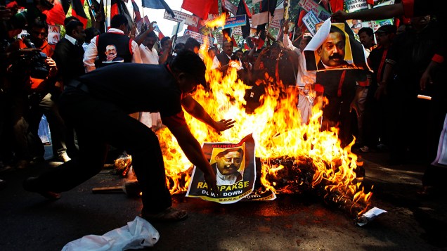 Manifestantes protestam contra a visita do presidente do Sri Lanka, Mahinda Rajapaksa, à Índia