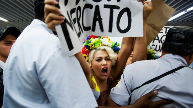 Integrantes do grupo feminista Femen Brasil protestam contra o turismo sexual, no aeroporto do Galeão, no Rio de Janeiro